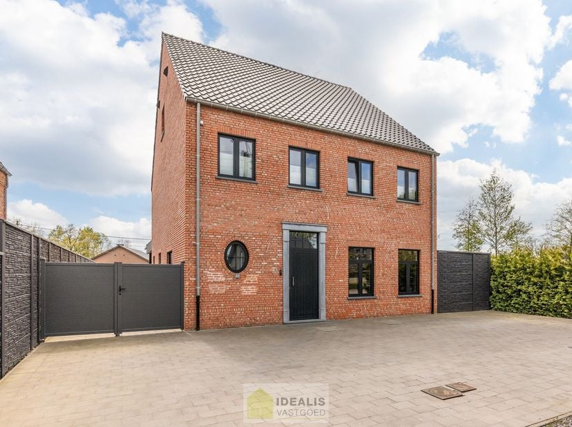EEN BIJZONDER RIANTE WONING VAN MAAR LIEFST 302M² WOONOPPERVLAKTE (5 TOT 6 SLAAPKAMERS) OP EEN KNAP PERCEEL VAN 5A 90CA. DEZE ZEER RECENTE EN VOLLEDIG