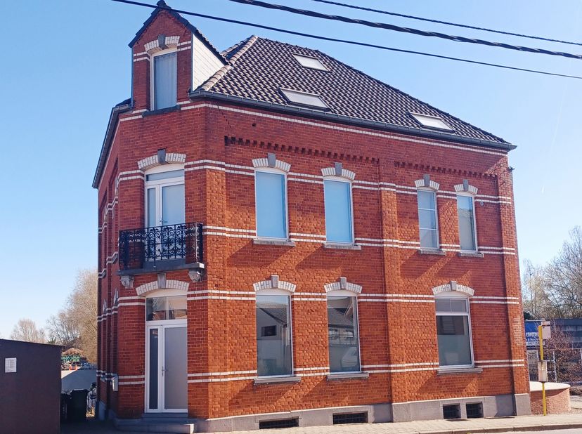 TE KOOP: opbrengsteigendom met 3 appartementen en bijhorende staplaatsen op een perceel van 407 m², gelegen aan het station van Zandbergen, met vlotte