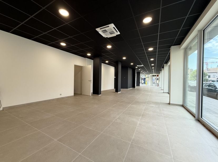 Gerenoveerd handelsgelijkvloers gelegen op zeer opvallende hoeklocatie aan het&amp;nbsp;drukke kruispunt "Petit Paris" -&amp;nbsp;benutbare handelsoppervlakte