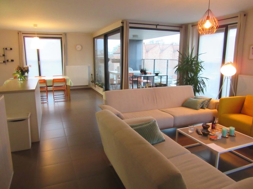 Ruim en lichtrijk 2-slaapkamerappartement met zuidgericht terras nabij centrum Kortrijk<br />
Op zoek naar een comfortabel en instapklaar appartement