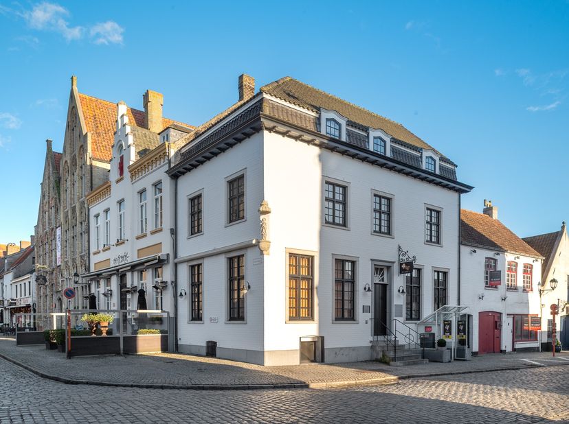 Dans le centre pittoresque de Damme, entre ruelles sinueuses et façades historiques, se trouve une propriété unique au potentiel inégalé. Située au Ke