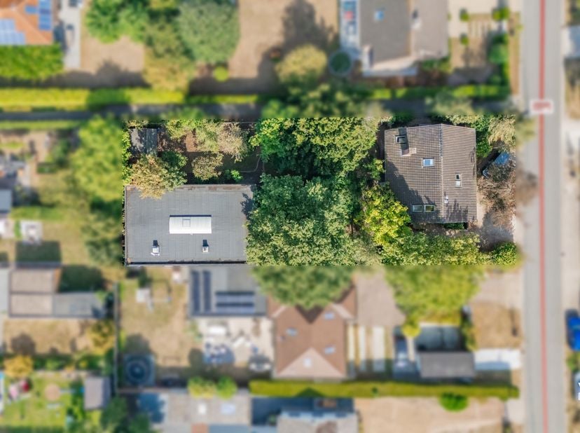 Gelegen nabij het centrum van Astene treffen we deze ruime open bebouwing met loods aan.<br />
<br />
De woning heeft de volgende indeling: ruime inko