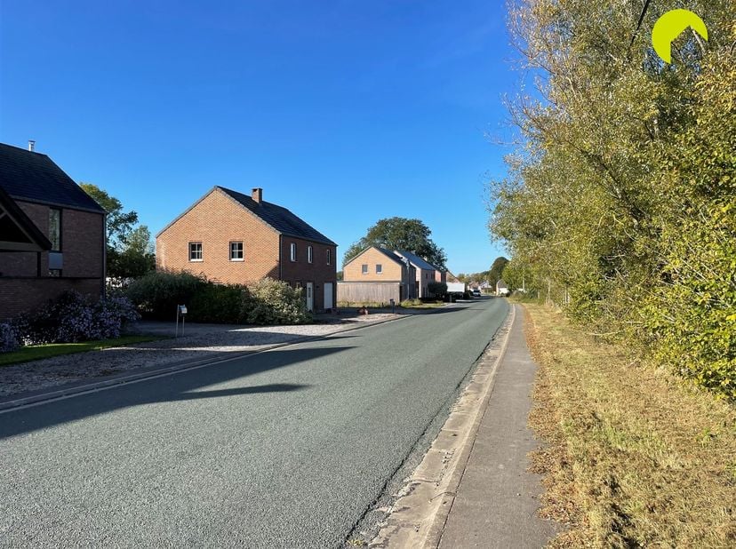 Vlakbij de Frans-Belgische grens, ter hoogte van Chimay, vinden we deze grond met een totale grondoppervlakte van 4.268m² en een breedte van 21m. <br