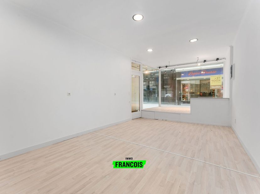 Op zoek naar een handelsruimte op een toplocatie in het hart van Blankenberge? Dit volledig gerenoveerde en instapklare handelsgelijkvloers van 65 m²