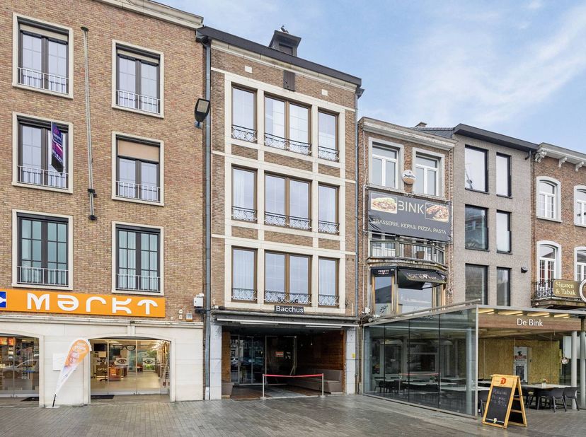 Bâtiment d'accueil, actuellement utilisé comme café à louer dans le centre de Saint-Trond.<br />
<br />
Disposition : <br />
<br />
- Terrasse intérie