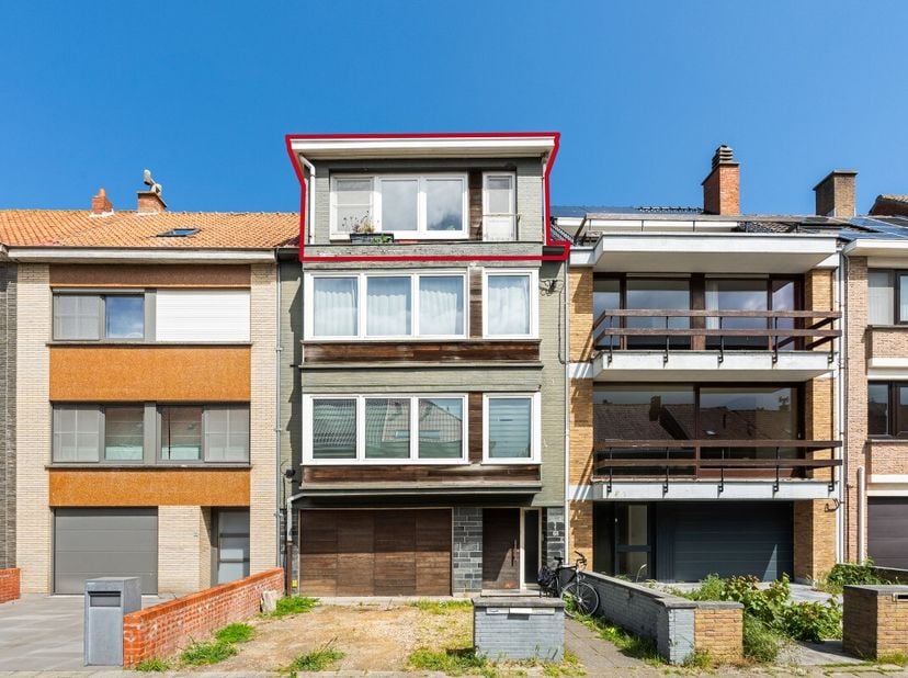 Te koop: instapklaar appartement in een groene, residentiële omgeving van Oostende, op korte afstand van het park. Dit gezellige duplex appartement, b