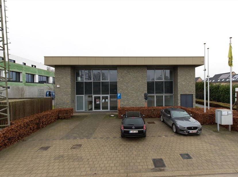 TE HUUR: kantoor met totale oppervlakte van 800 m².<br />
<br />
<br />
Beschikbare modules:<br />
* 400 m²<br />
* 800 m²<br />
* 1200 m²<br />
* 160