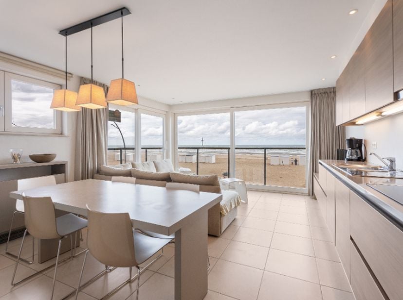 Situé au premier étage d'une charmante résidence sur la Rue de la Mer à De Panne, cet élégant appartement d'angle vous offre un mélange parfait de con