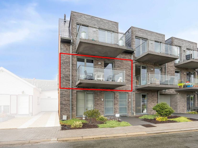 Dit instapklaar en lichtrijk appartement uit 2014 combineert modern wooncomfort met een uitstekende ligging. Gelegen in een rustige straat geniet u hi