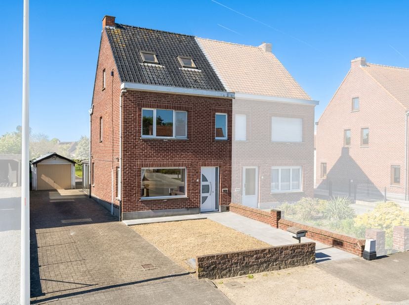 À VENDRE À MERELBEKE<br />
Vous êtes à la recherche d’une maison familiale avec beaucoup de potentiel et idéalement située ? Alors cette maison semi-m