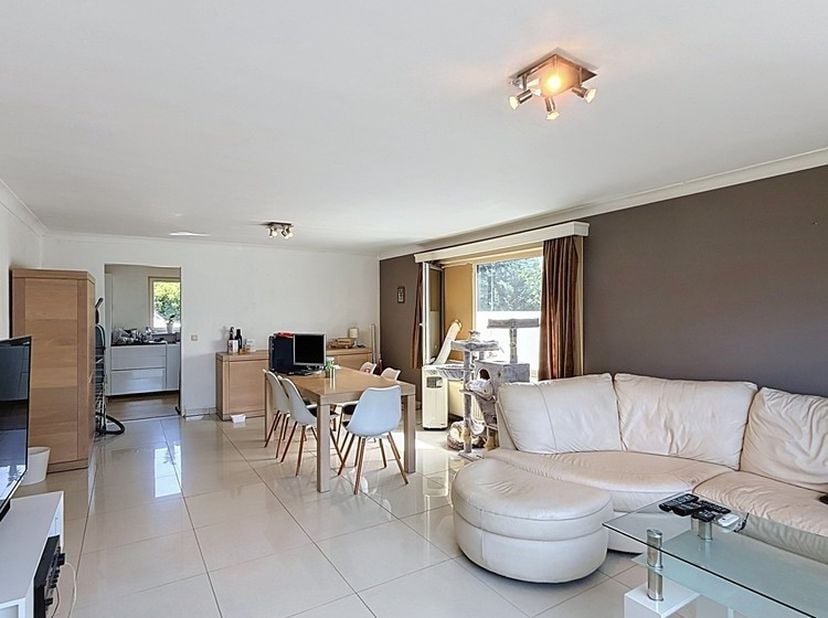 Bent u op zoek naar een woning die u volledig naar eigen smaak kunt renoveren? Dan is deze gelijkvloerse open bebouwing aan de Stokrooieweg 22 in Hass