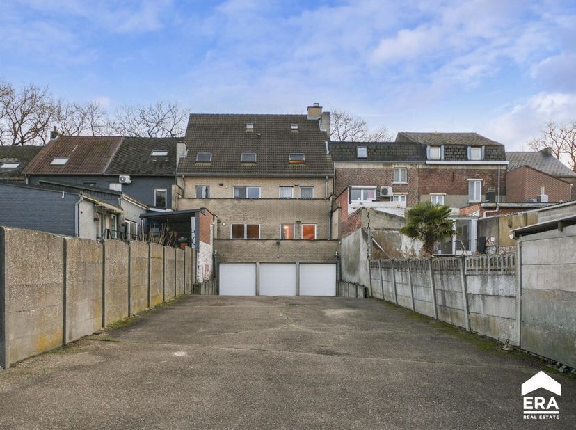 Op een strategische locatie langs de Steenweg in As bieden wij dit volledige appartementsgebouw aan, bestaande uit 3 afzonderlijke appartementen, elk