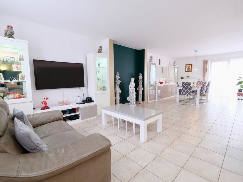SINT-PIETERS-LEEUW - REF : 7719873 – Dicht bij alle voorzieningen stellen wij u deze charmante bel-etagewoning voor, met een aangename koer aan de ach