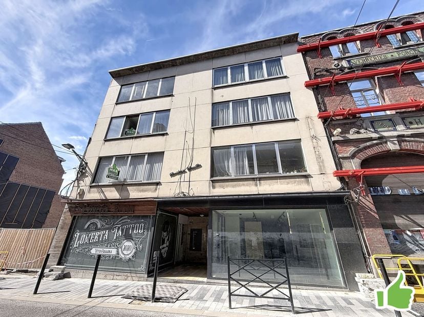 Appartement de 78 m2 avec deux chambres en plein centre ville de Mouscron, situé au 1er ième étage d'une résidence avec ascenseur. <br />
Offrant 2 c