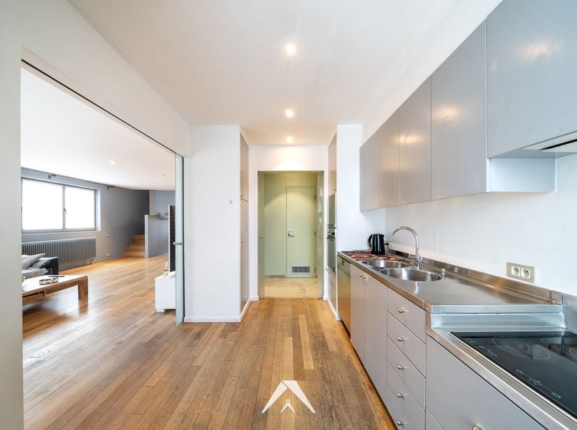 Bent u op zoek naar een ruim appartement in een groene en rustige omgeving, maar toch dicht bij alle voorzieningen? Dit lichtrijke duplex-appartement