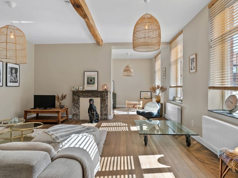 Welkom in deze prachtige, met zorg gerenoveerde woning waar charme en hedendaags comfort hand in hand gaan. Met maar liefst 413 m² woonoppervlakte gen