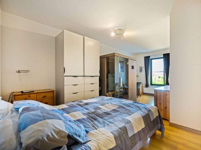 Dit zeer ruime en energiezuinige appartement is gelegen op een uiterst rustige locatie in de Maanstraat, op wandelafstand van winkels, scholen en het