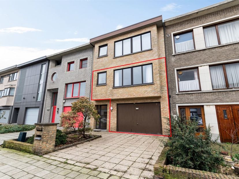Cet appartement spacieux se trouve dans un petit immeuble de deux appartements seulement, sans syndic. Il est situé dans un quartier résidentiel calme