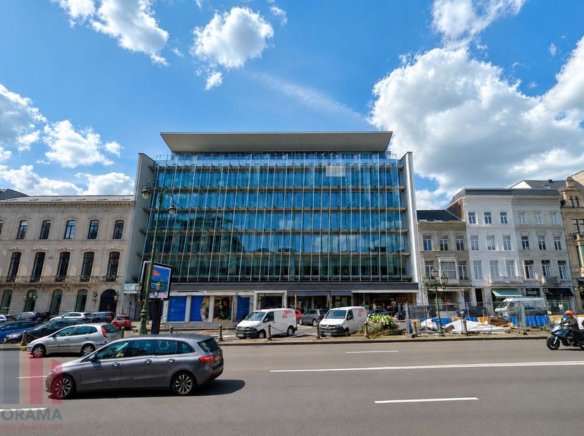 Espace de bureau haut de gamme de 1.373 m² dans un immeuble durable et tourné vers l’avenir, offrant des possibilités d’aménagement flexibles. L’empla