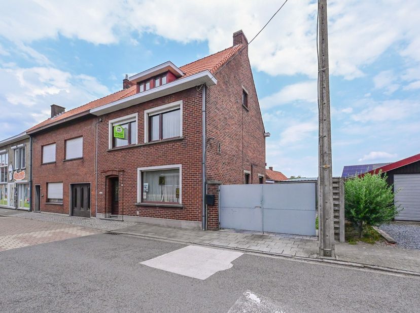 Op een centrale ligging in Wingene bevindt zich deze ruime te renoveren woning op een perceel van maar liefst 581m². De woning biedt met haar vijf sla