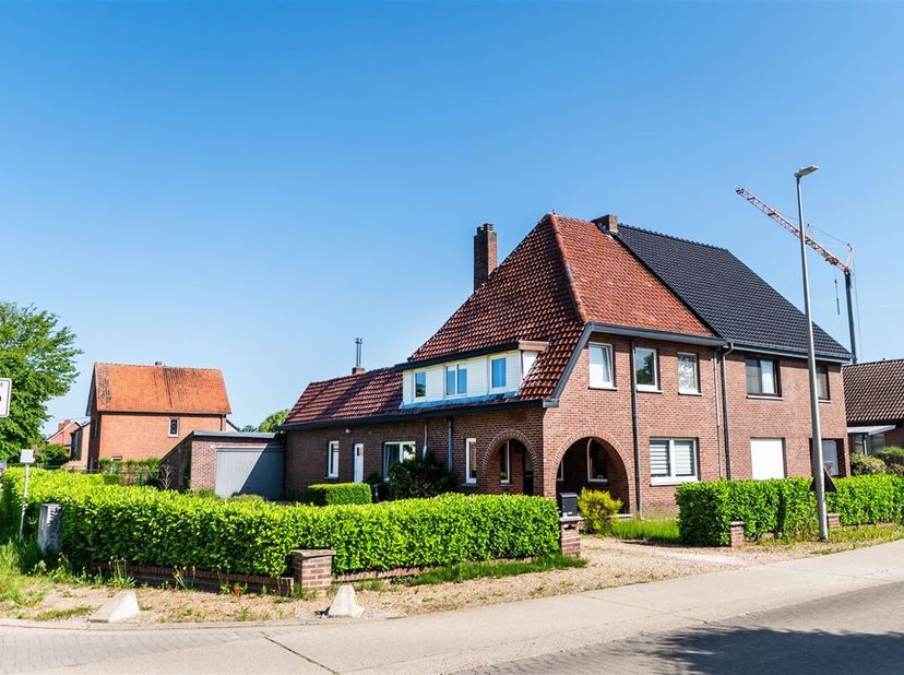 Op te frissen woning met drie slaapkamers en tuin in Diepenbeek. <br />
In de aangename Kempenstraat in Diepenbeek bevindt zich deze halfopen bebouwin