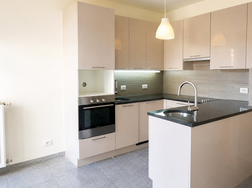 <br />
3 chambres spacieuses<br />
2 salles de bains<br />
Climatisation dans la salle à manger et la chambre principale<br />
Terrasse ensoleillée ex