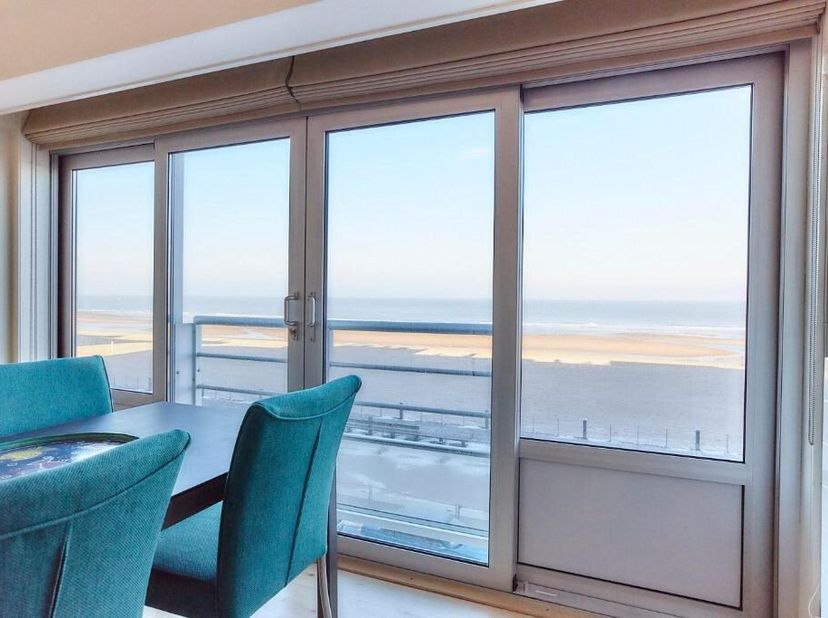 Deze instapklare studio is gelegen op de 2DE verdieping van de perfect onderhouden residentie LONGCHAMP. De studio geniet van een schitterend en breed