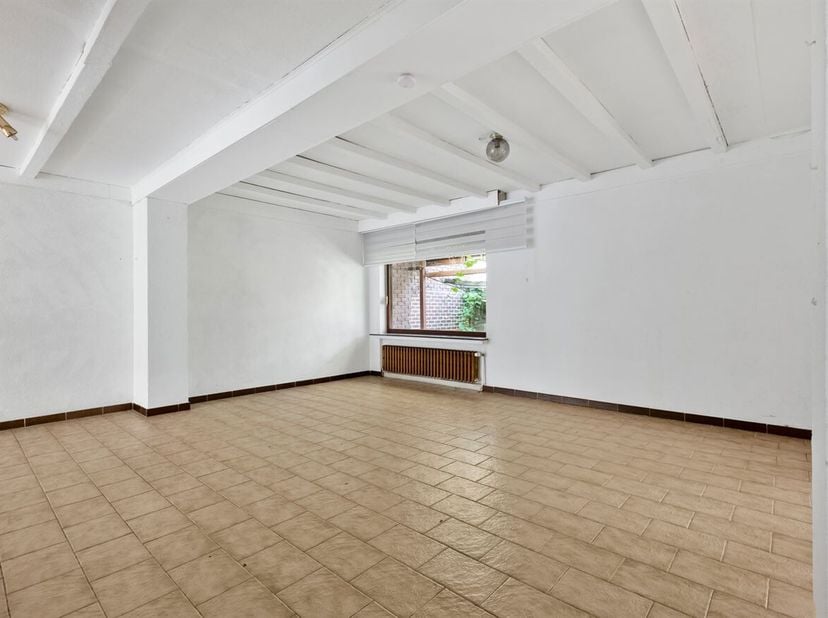 Ruime gezinswoning met 3 slaapkamers, tuin en garage op een perceel van 392 m²<br />
Bent u op zoek naar een woning die u volledig naar eigen smaak ku
