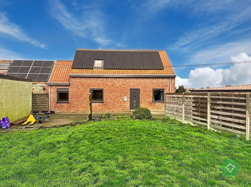De woning combineert hedendaags wooncomfort met een doordachte indeling en duurzame afwerking.<br />
Bij het binnenkomen word je verwelkomd in de lich