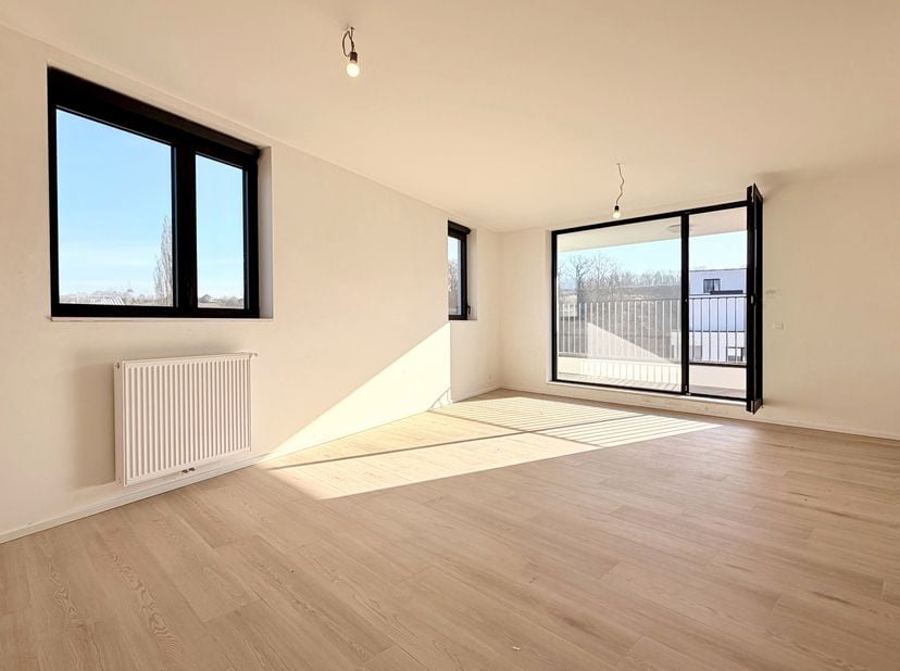 Situation et informations générales<br />
L’immobilière Hendrix vous propose ce lumineux appartement de ±103 m² comprenant 2 chambres, un séjour spaci