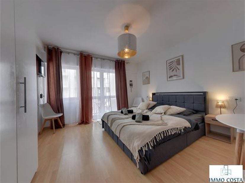 Évadez-vous à la côte avec ce studio prêt à emménager situé au 56 Distellaan à Westende, à quelques mètres seulement de la digue rénovée. Idéal comme