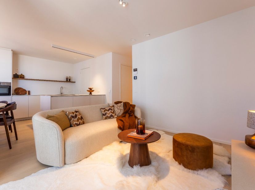 Blankenberge: nieuwbouwappartement met terras te koop op toplocatie Zeedijk! Ervaar de perfecte combinatie van luxe, comfort en een unieke locatie. Re