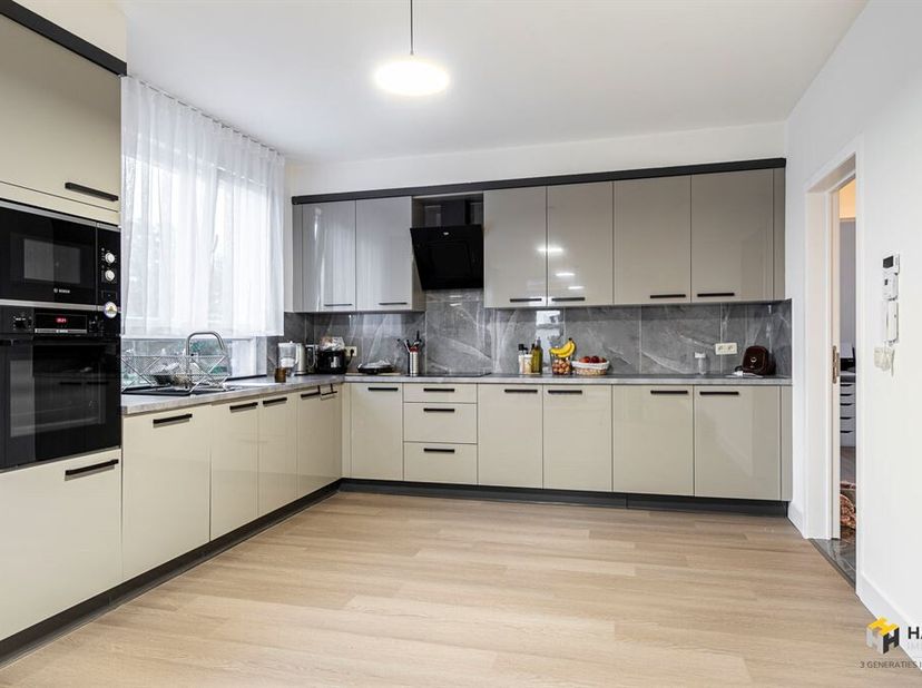 Instapklaar appartement (125 m²) met 3 slaapkamers en terras (13 m²) in Wilrijk<br />
Dankzij de centrale ligging nabij het dorpscentrum geniet dit ap