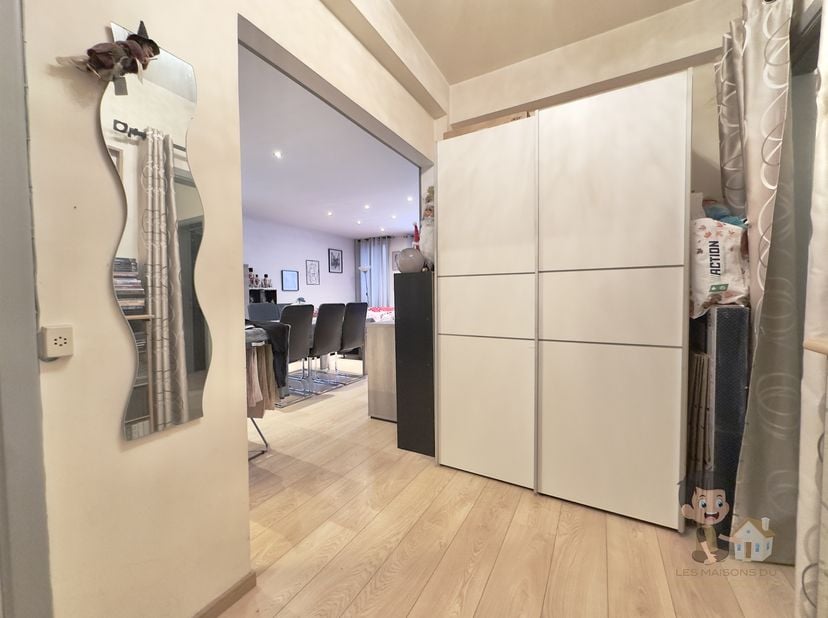 Superbe appartement 2 chambres rénové à Gilly<br />
<br />
Situé à Gilly, à proximité immédiate de toutes les commodités (commerces, écoles, transpo