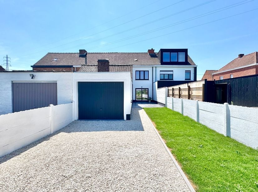Deze volledig gerenoveerde woning bevindt zich in een rustig residentiële woonbuurt; De woning heeft een leuke tuin met terras op een onderhoudsvriend
