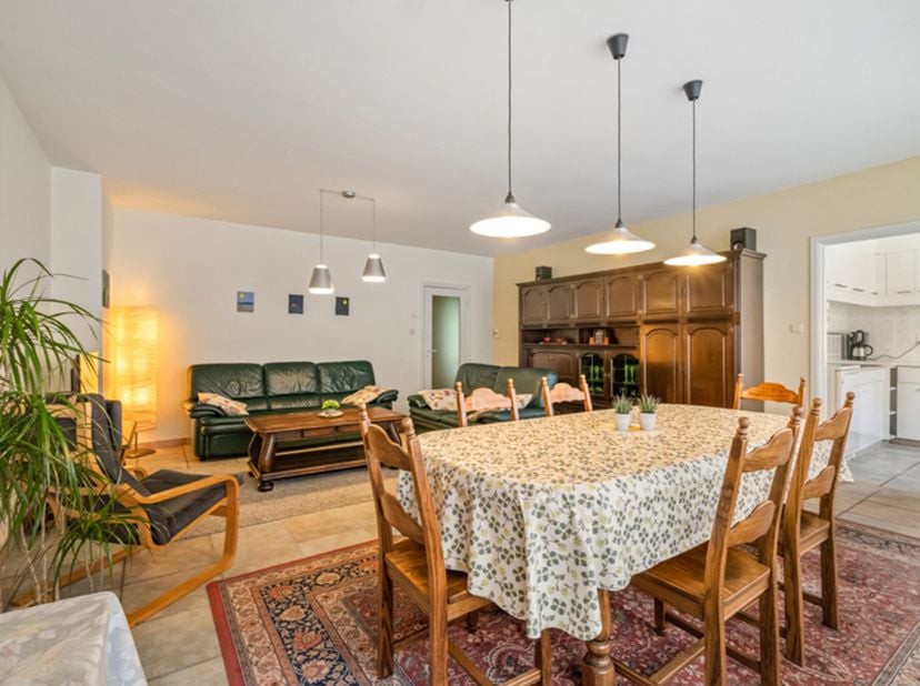 Dans une rue calme à proximité immédiate de la Digue, se situe ce spacieux appartement trois chambres d’environ 100 m². La mer se trouve littéralement