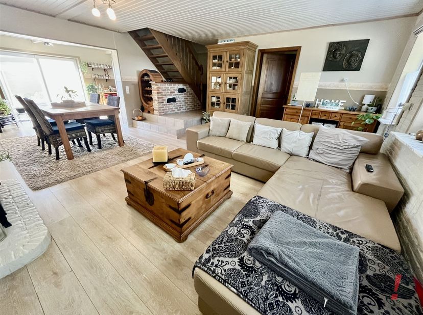 Gezellige dorpswoning met tuin en garage gelegen in het polderdorp Stalhille vlakbij De Haan en Wenduine. <br />
Dit pand omvat een inkomhal, erg lic