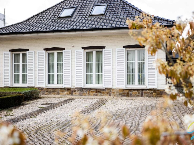 Karaktervolle villa met mogelijk uitbreiding 6SLP, garage en tuin<br />
Deze op te frissen villa biedt tal van mogelijkheden voor wie op zoek is naar