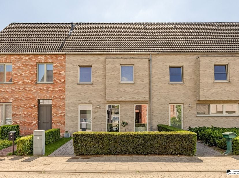 Bent u op zoek naar een recente (2013), instapklare woning op een toplocatie? Dan is deze energiezuinige gezinswoning, gelegen in het hart van Loenhou