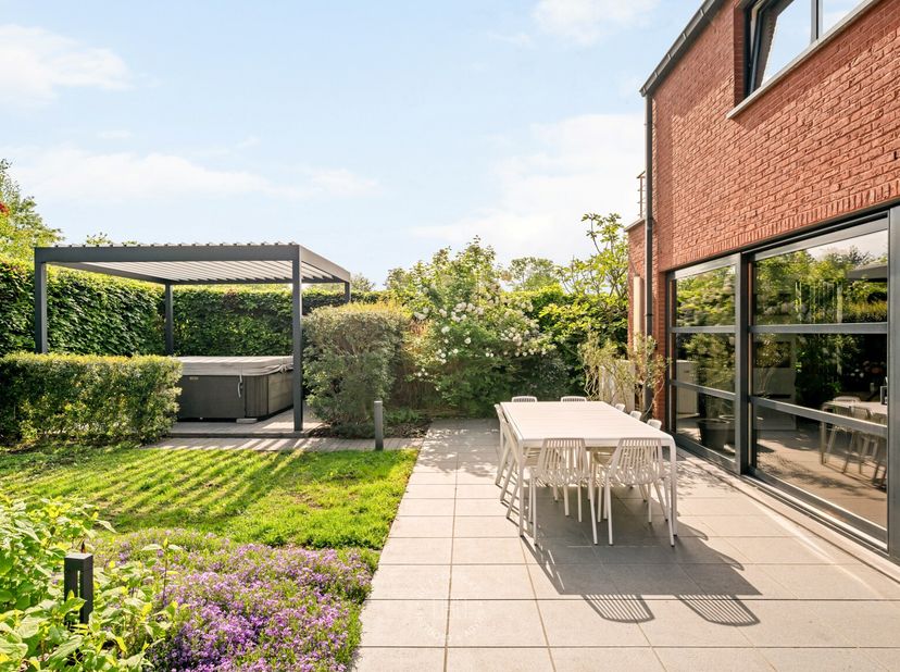 Moderne woning op een uitstekende locatie in Zwijnaarde met vlotte verbindingen naar de E40 en E17 en vlakbij het Technologiepark.<br />
Deze lichtrij