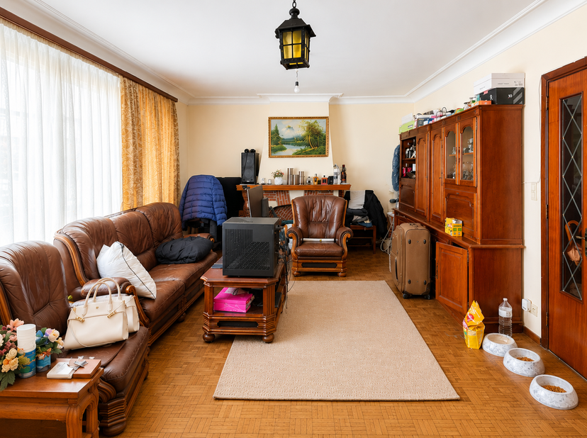 In een rustige straat, vlakbij metrostation Aumale, biedt TRIANON INVEST u dit gezellige appartement met 2 slaapkamers aan, gelegen in de buurt van al