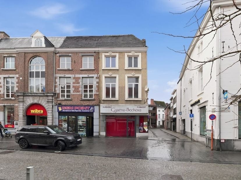 Pal in het bruisende centrum van Sint-Truiden, op de Luikerstraat ter hoogte van nummer 45, bevindt zich dit veelzijdige handelspand met uitzonderlijk