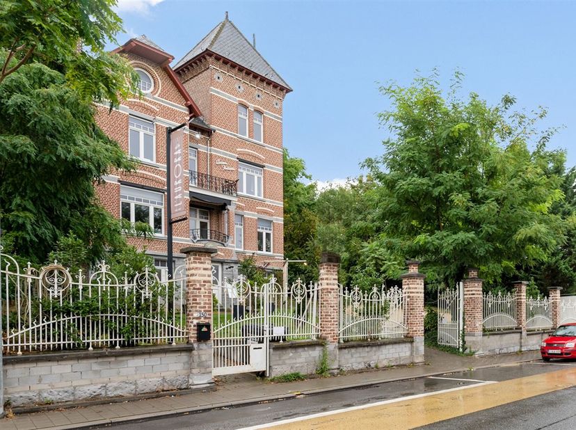 Deze exclusieve villa wordt aangeboden met een vanafprijs van €1.200.000. Biedingen vanaf deze prijs worden aan de eigenaar voorgelegd.<br />
Ligging<