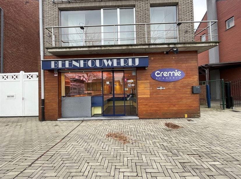 Ligging: Dit geweldig handelspand bevindt op een uitstekende locatie in het centrum van Leest<br />
<br />
Indeling: Inkom met automatische schuifde