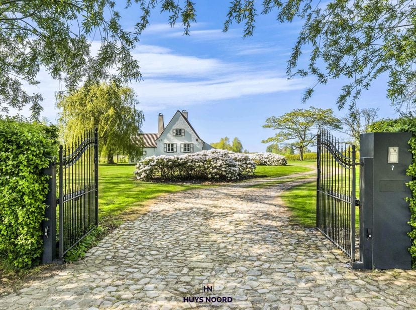 Heerlijk wonen in dit exclusief villa-landhuis met prachtig aangelegde privétuin en adembenemende vergezichten over de polders.<br />
<br />
Rustig en