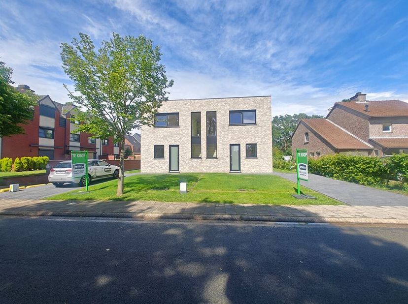 Instapklare nieuwbouwwoningen in een rustige, kindvriendelijke buurt van Maasmechelen<br />
Bent u op zoek naar een moderne, energiezuinige woning op