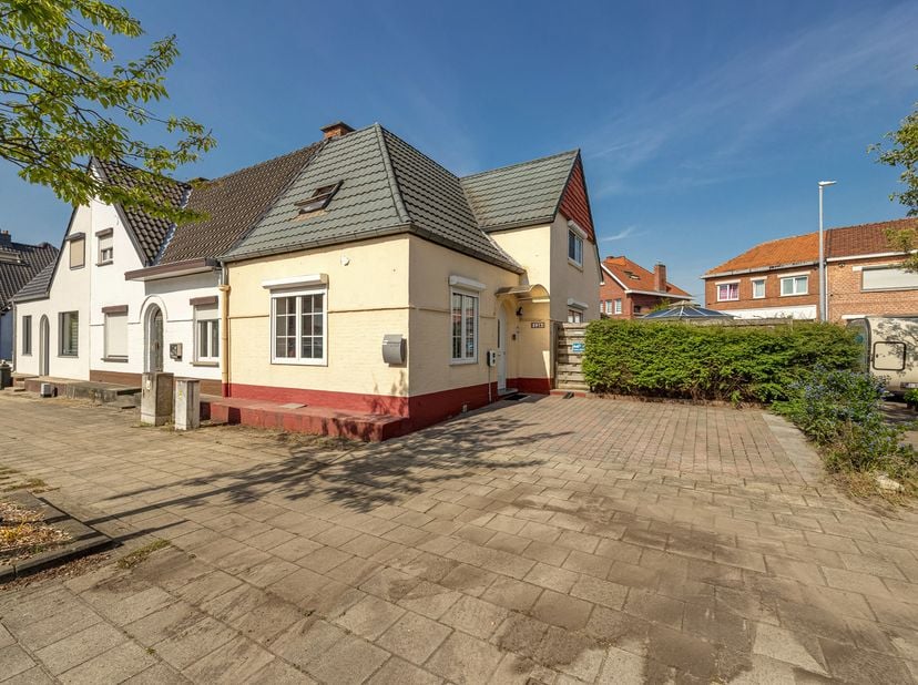 CHARMANTE HALFOPEN BEBOUWING MET DRIE SLAAPKAMERS OP EEN UITSTEKENDE LOCATIE NABIJ HET CENTRUM VAN GENK<br />
<br />
Deze gezellige halfopen bebouwing