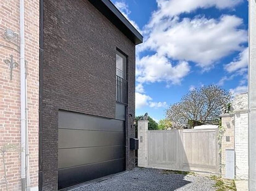 Uiterst energiezuinige en stijlvolle halfopen woning met garage en tuin<br />
Deze halfopen bebouwing van 2021 is zeer centraal, doch rustig gelegen.<