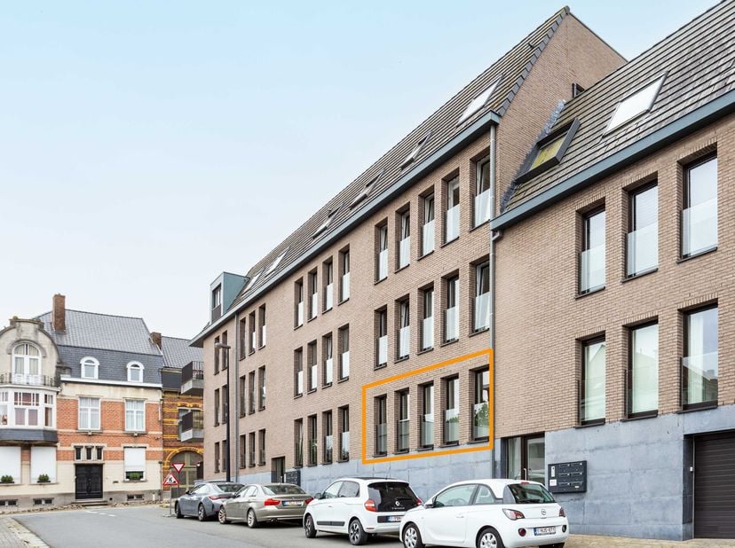 Situé dans une rue calme, en plein centre de Renaix, ce récent appartement de qualité bénéficie d'un emplacement idéal à proximité immédiate des comme