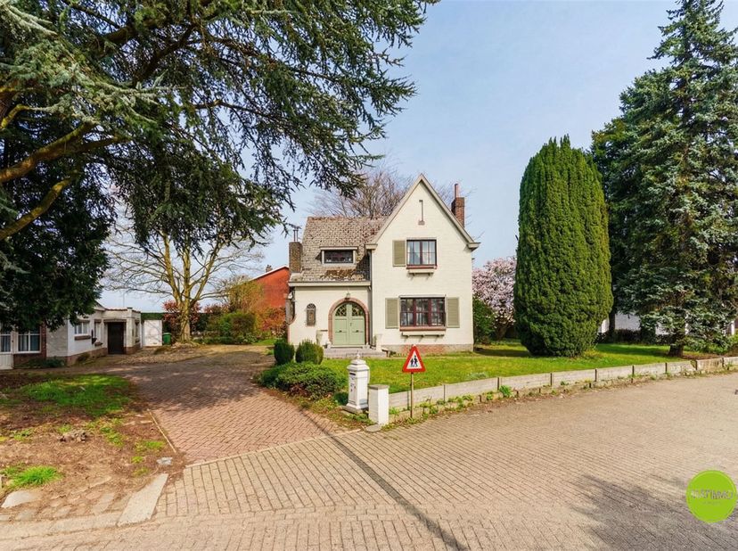 Vous cherchez une maison de caractère avec du charme et du potentiel ? Cette agréable maison de 1951 est située dans une rue calme de Veerle, à 50 mèt
